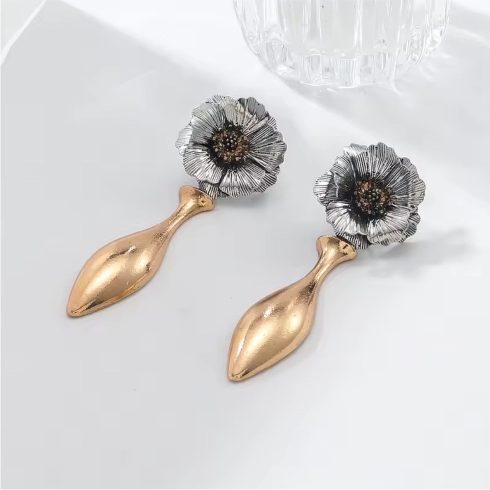 Atelier Two-Tone Floral Gold Earrings - Picture 3 of 7